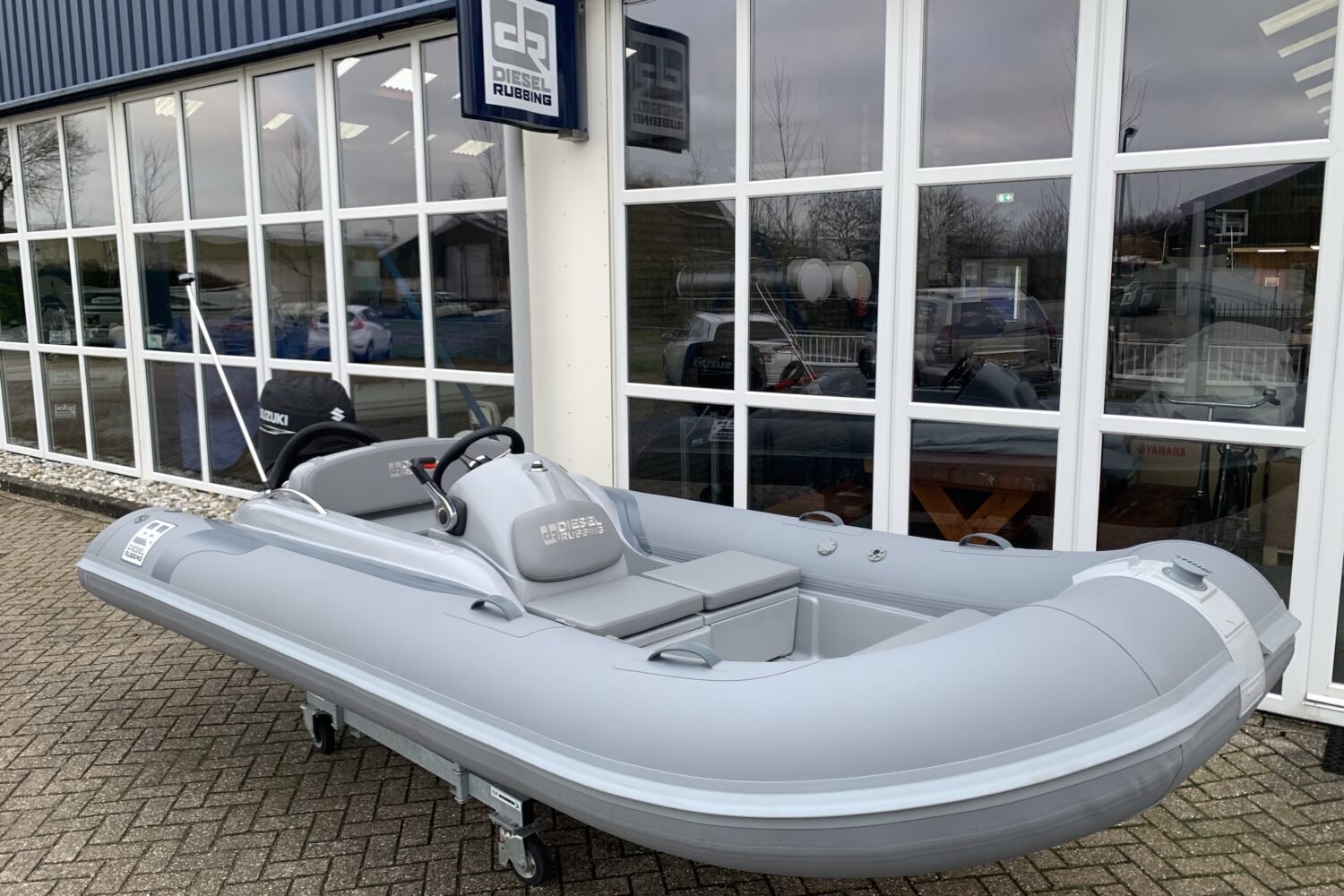Grijze Diesel Rubbing Luxury met ingebouwde console en zitbank voor de showroom in Heeg