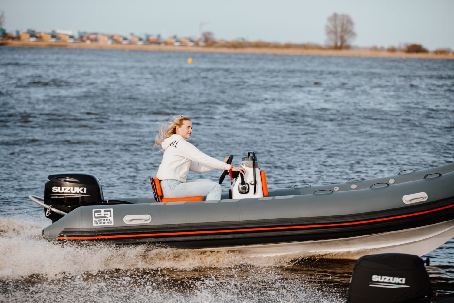 Diesel Rubbing Open Floor 500 Luxe met stuurconsole varend op het water