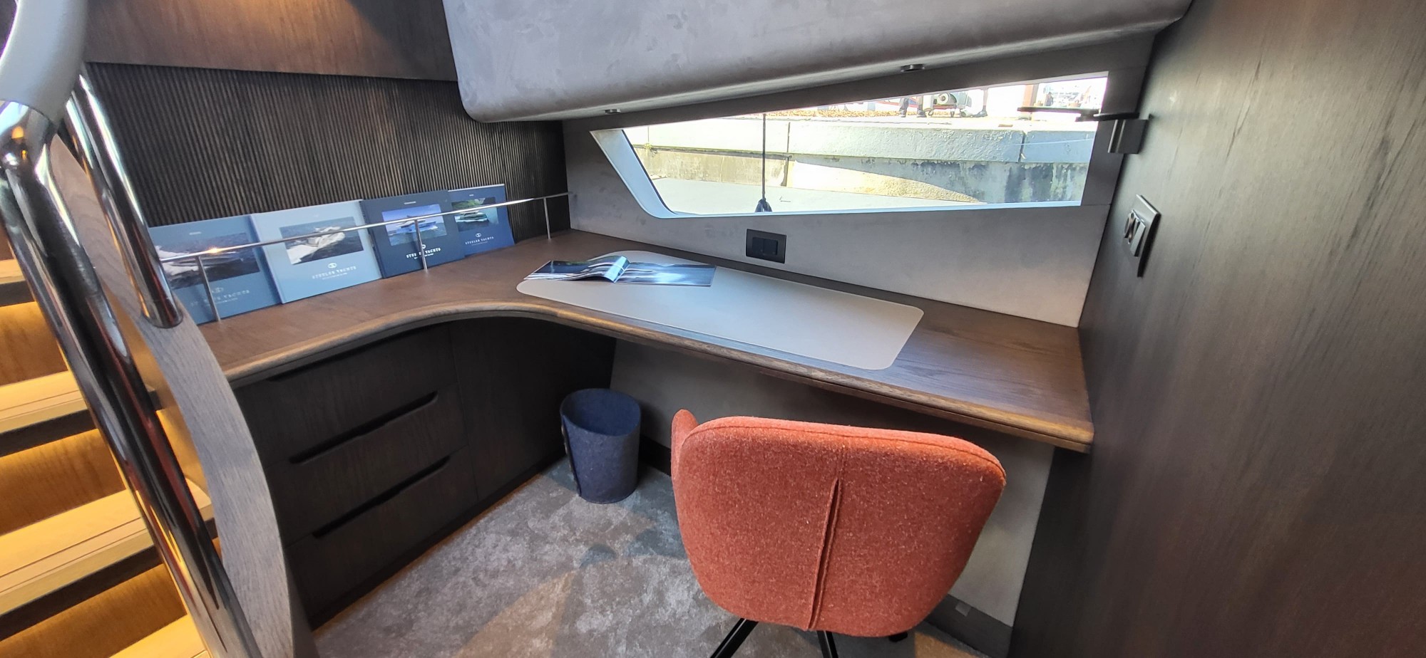 Bureau met boekenplank en bureaustoel benedendeks in de Steeler Enigma 50