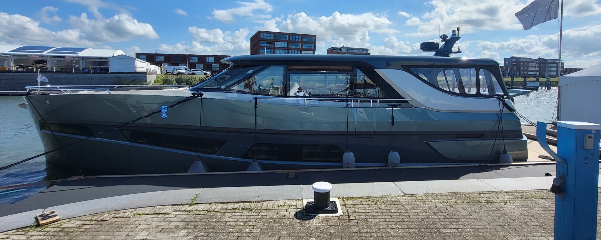Zijaanzicht van de Steeler Enigma 50 afgemeerd in de Bataviahaven