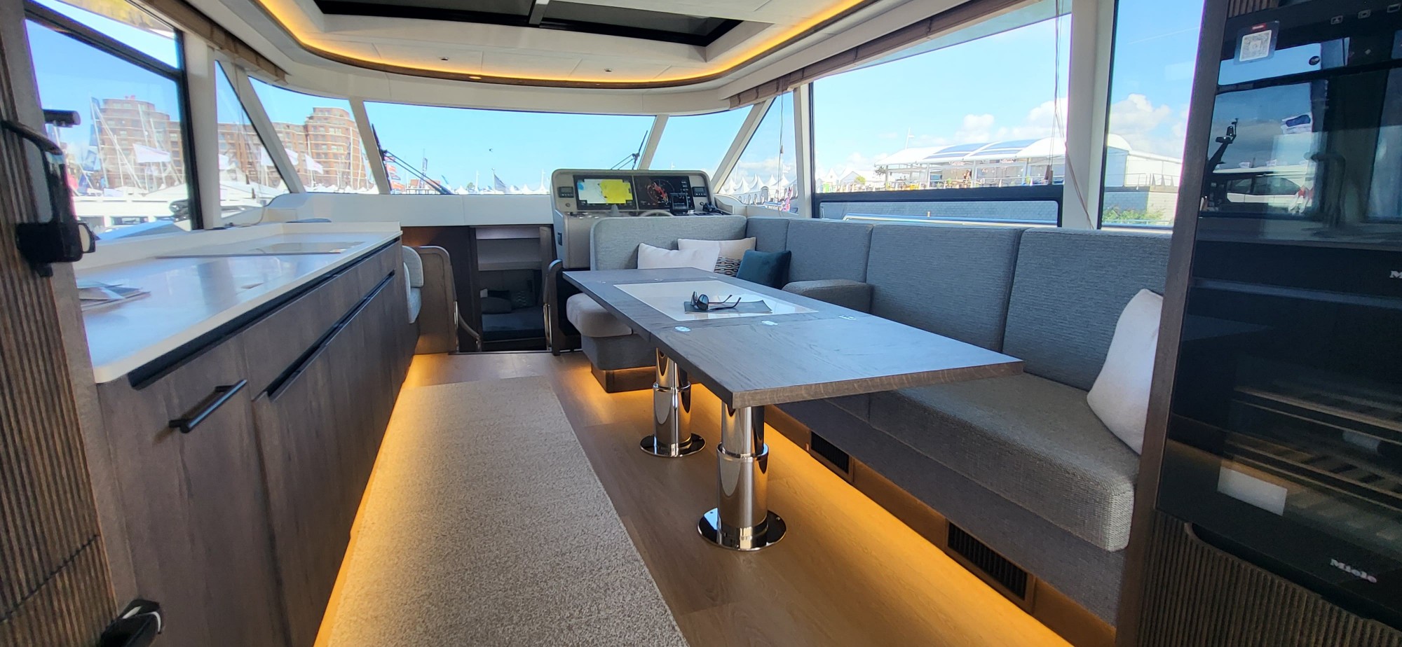 Salon van de Steeler Enigma 50 met grote keuken, eettafel en doorkijk naar de stuurstand