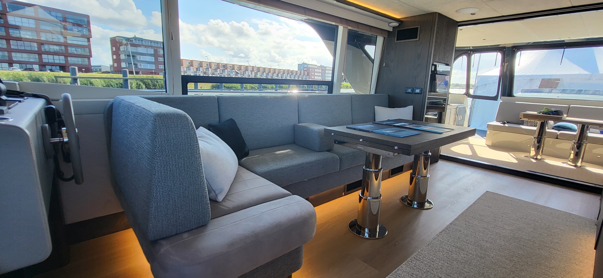 L-vormige bank met opklapbare tafel in de salon van de Steeler Enigma 50