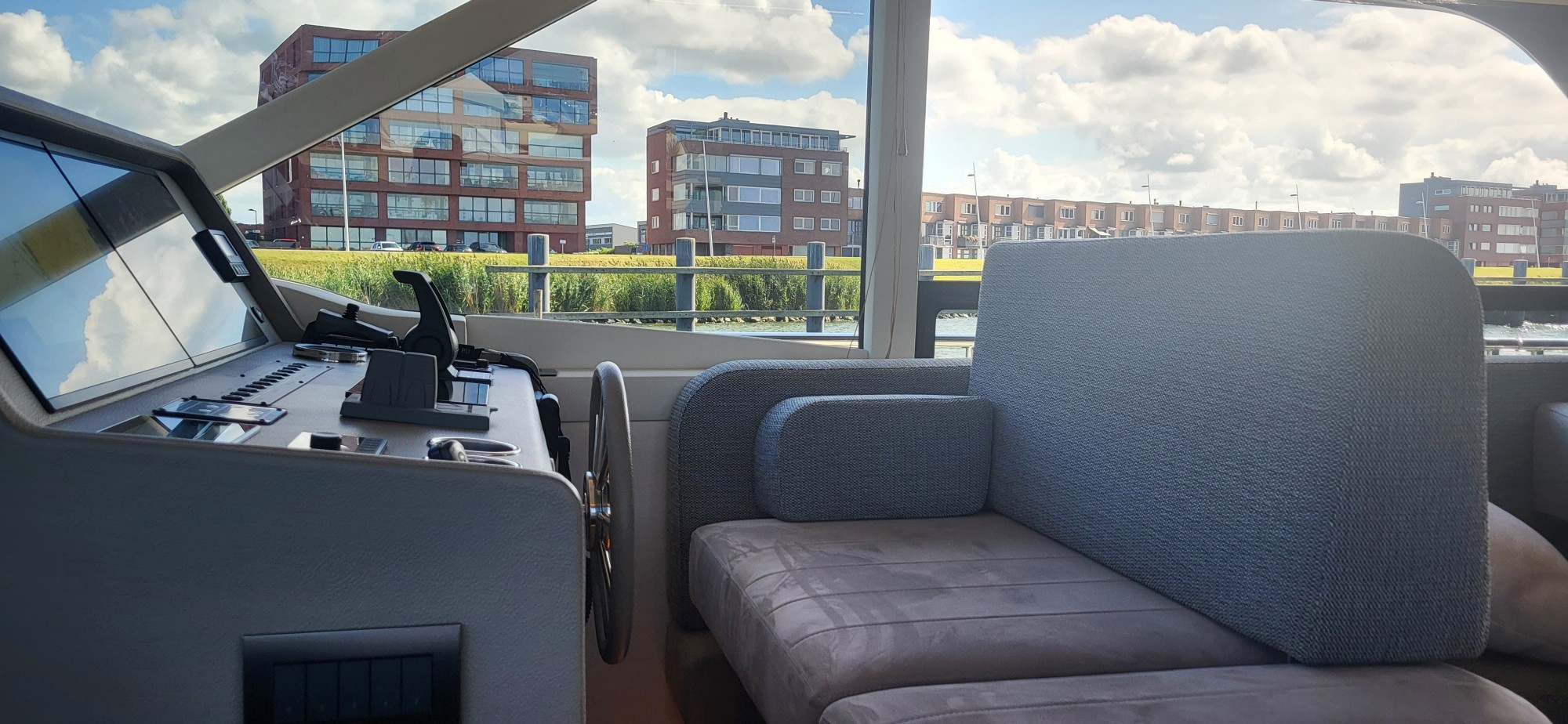 Stuurstand van de Steeler Enigma 50 met loungebank ernaast