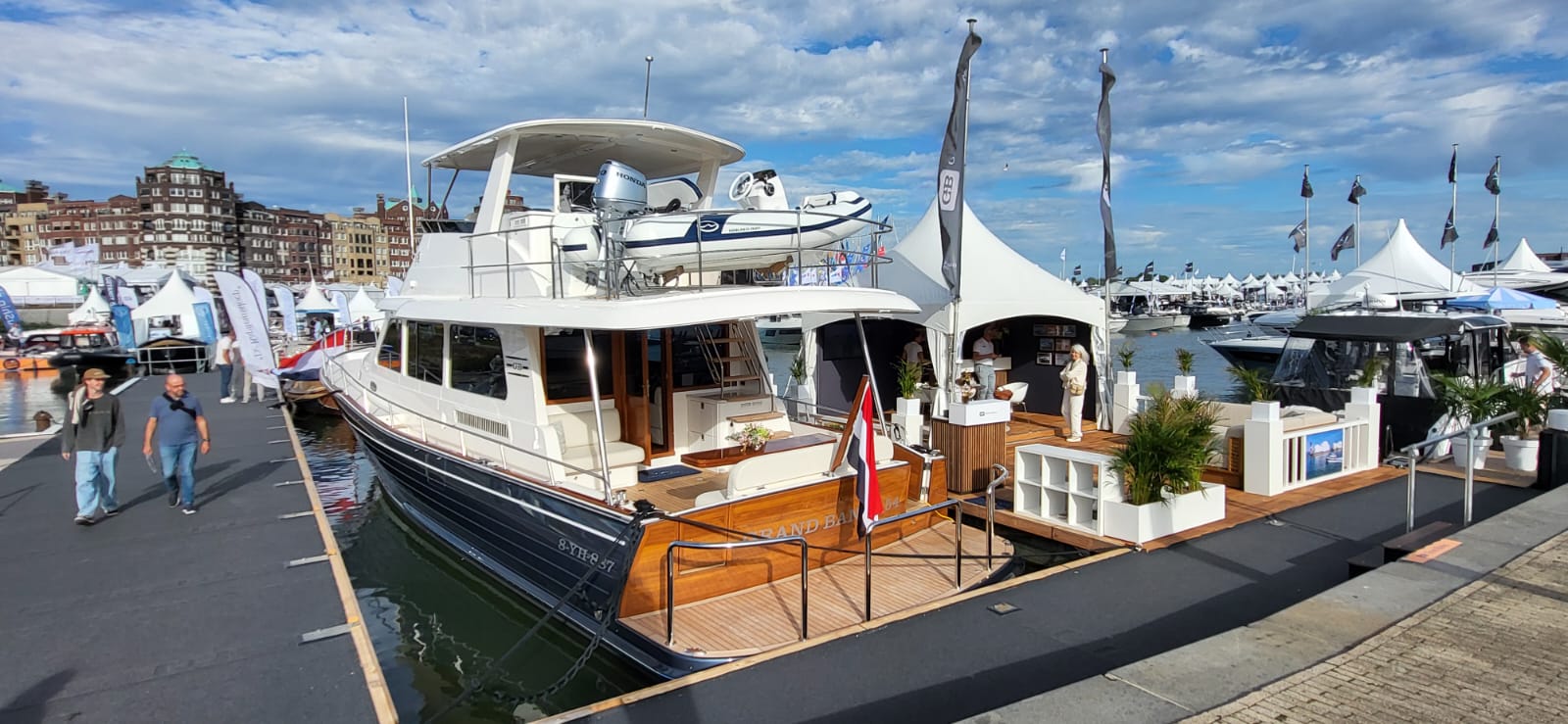 De Grand Banks GB54 op HISWA te Water met bijboot op de flybridge