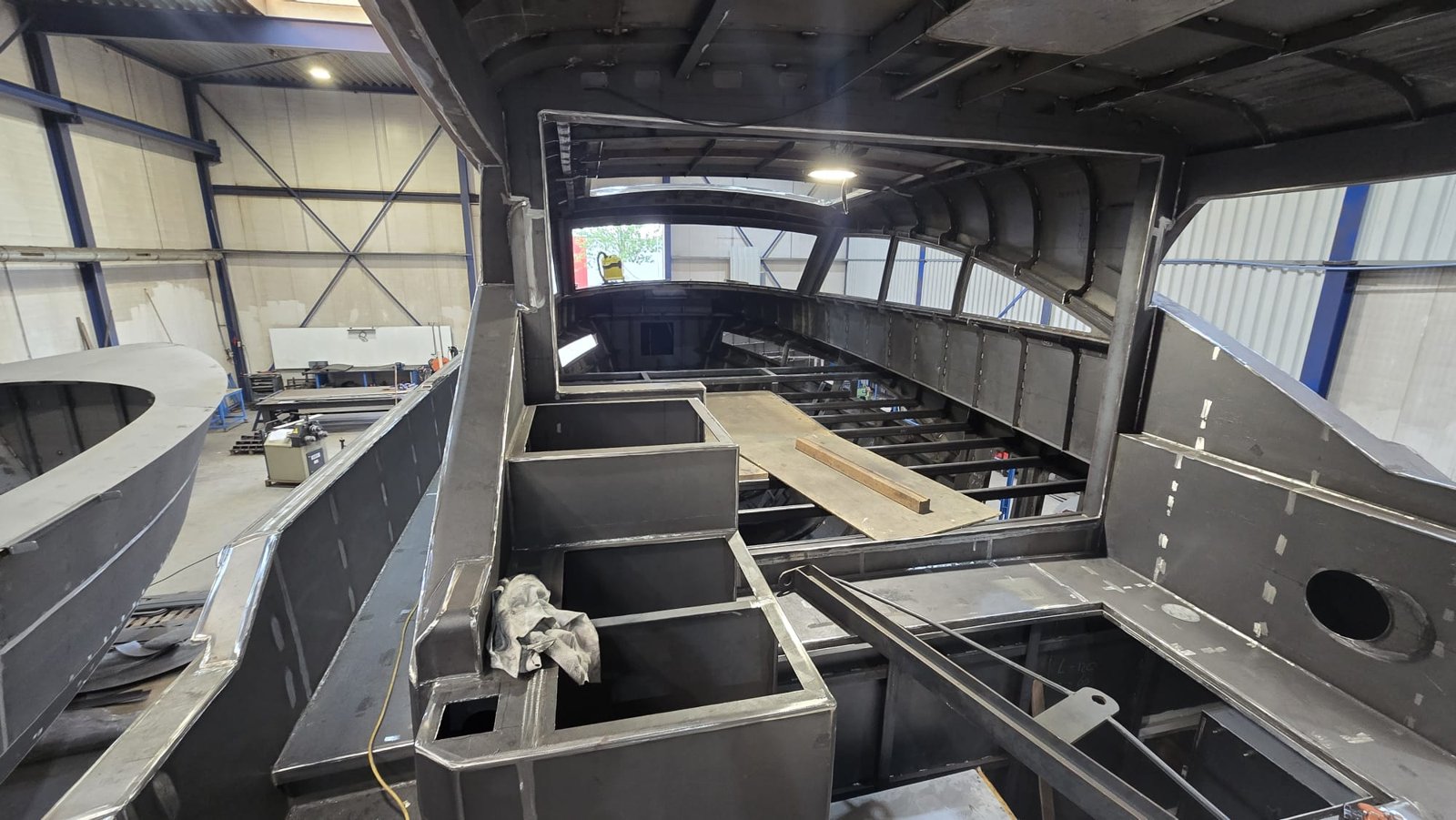 Stalen opbouw in aanbouw met het kader voor de ruiten van het stuurhuis