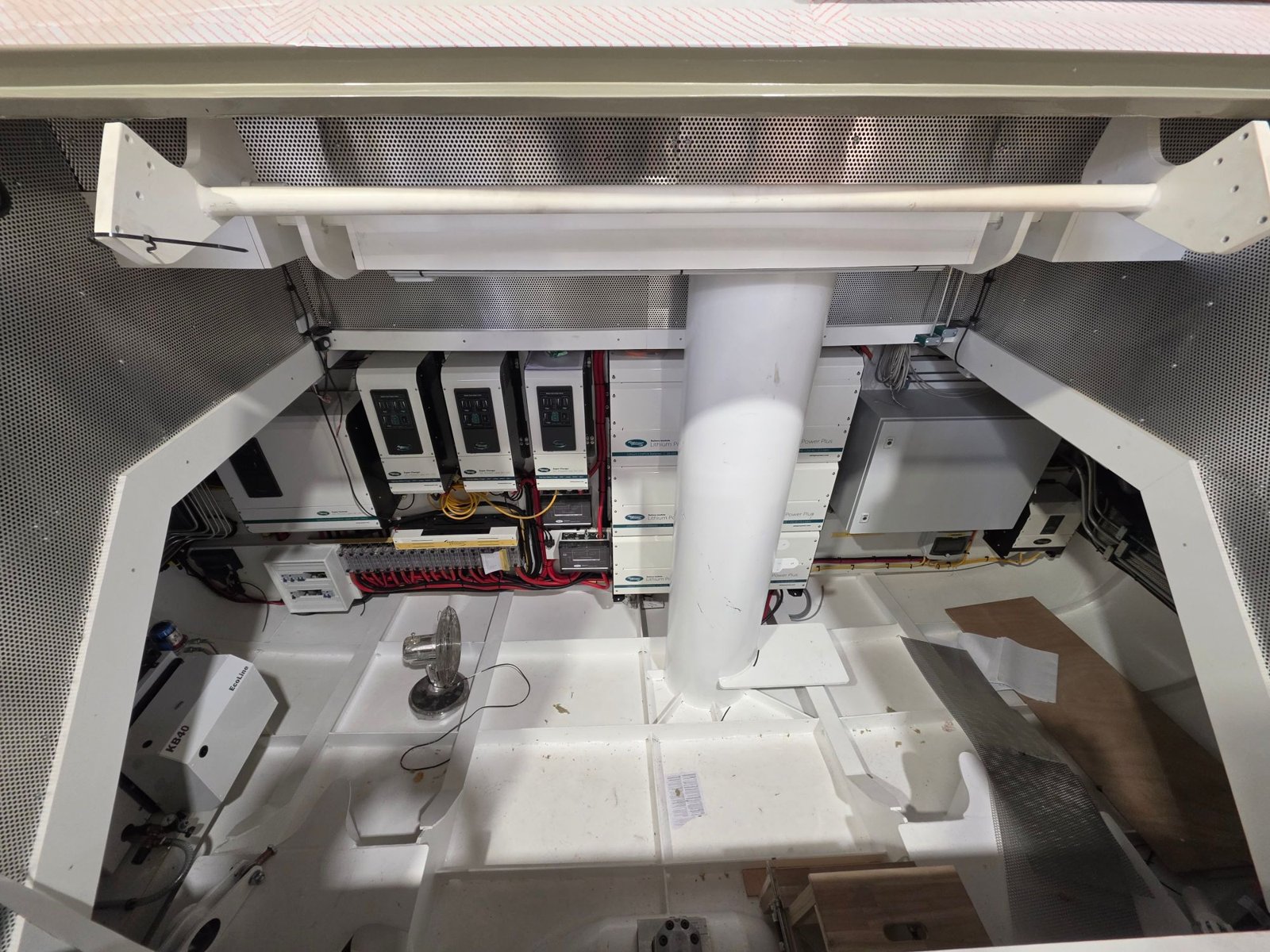 Technische ruimte met lithiumaccu's, acculaders en strak gebundelde bekabeling