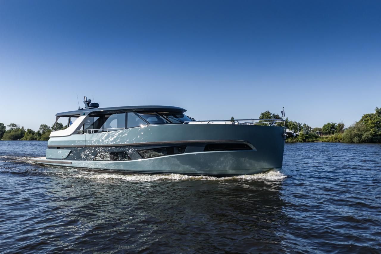 Steeler Enigma 50 varend op de rivier, zijaanzicht met groengrijze romp