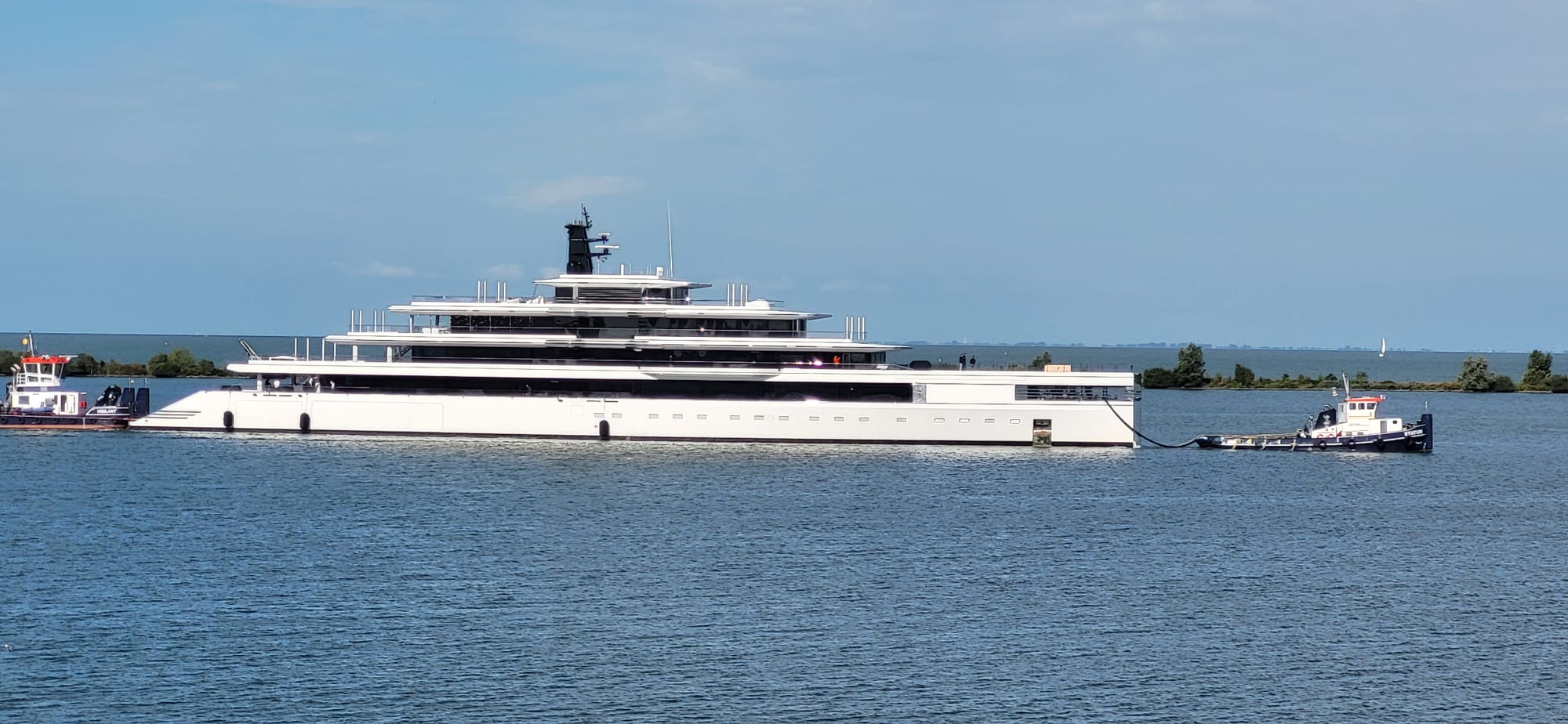 Hollandse glorie langs de HISWA: Feadship Ulysses 2 passeert de Bataviahaven