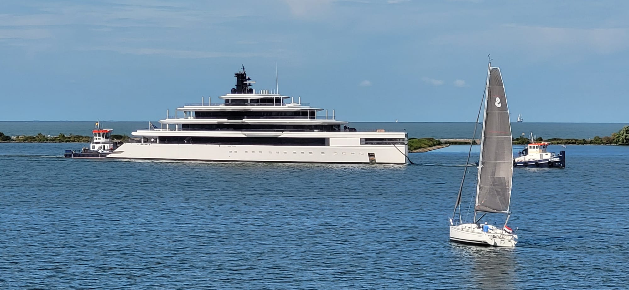 Zeilboot kruist voor de Feadship Ulysses 2 op het Markermeer