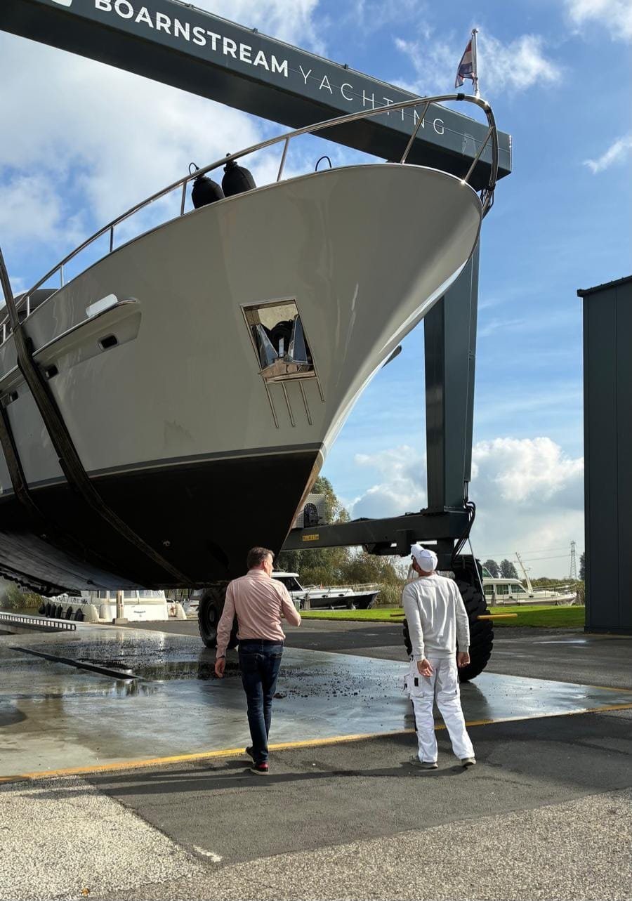 De Van den Hoven van 17 meter staat op de wal bij Boarnstream