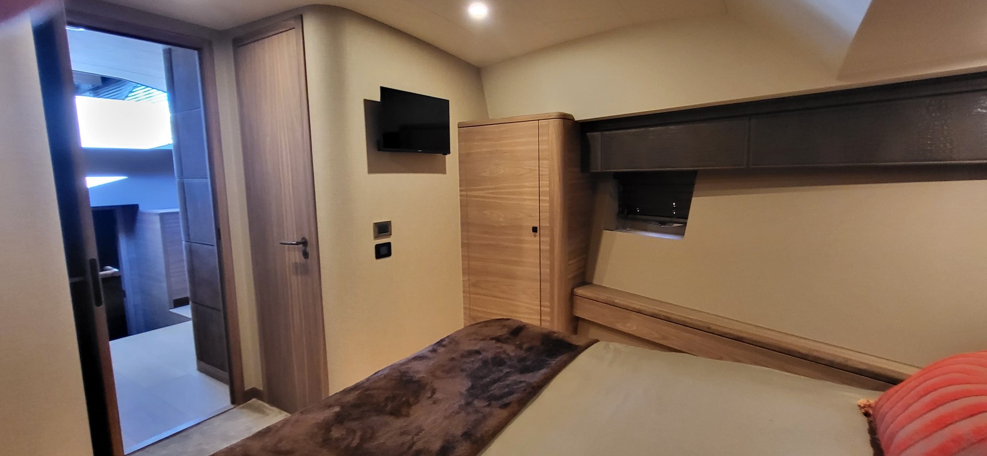 Gastenhut van de VDH SF 65 met tv en kastruimte
