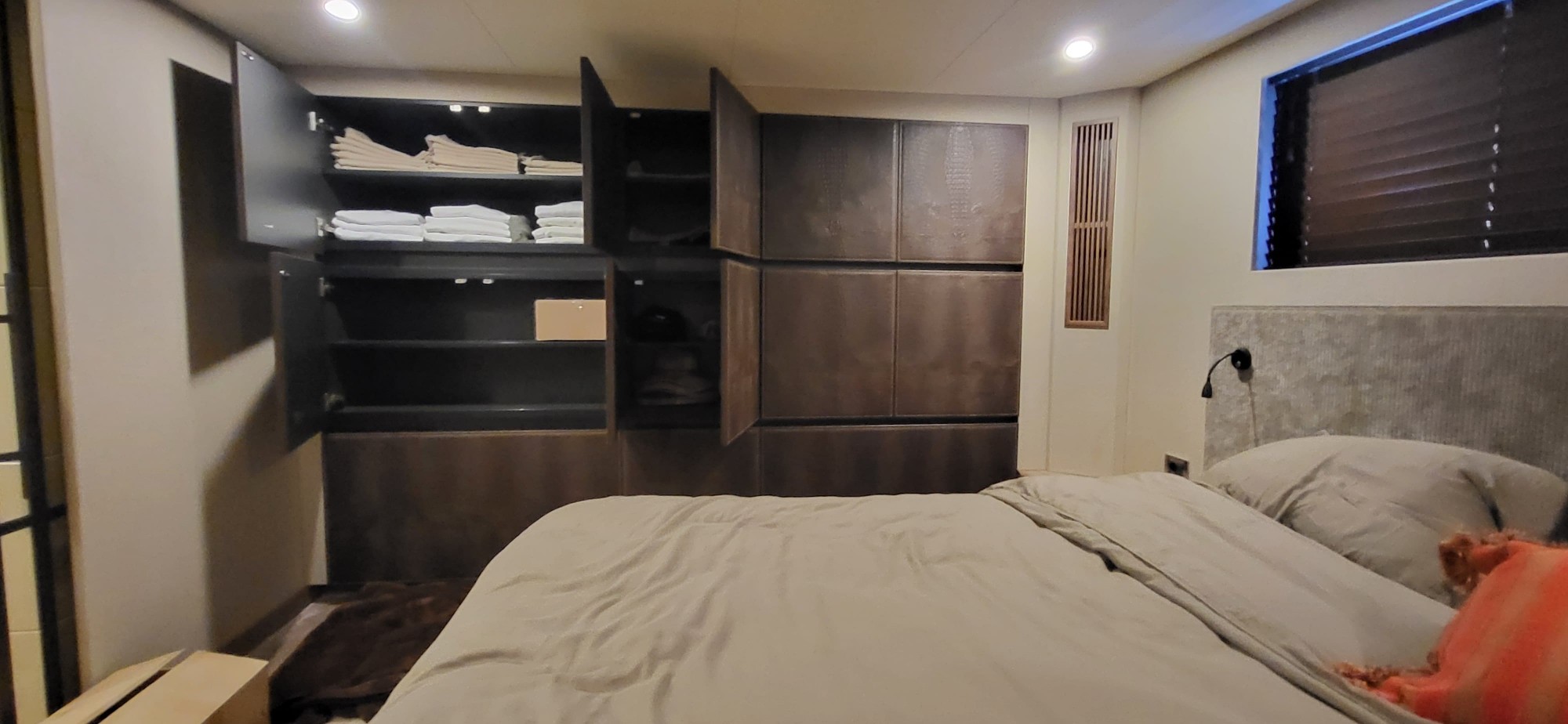 Grote kastenwand in de masterhut van de VDH SF 65 met linnenkast en garderobe