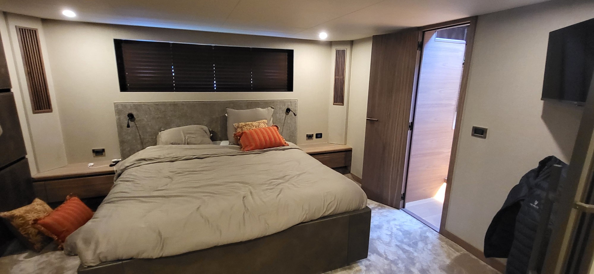 Masterhut van de VDH SF 65 met vrijstaand bed over de volle breedte van het schip