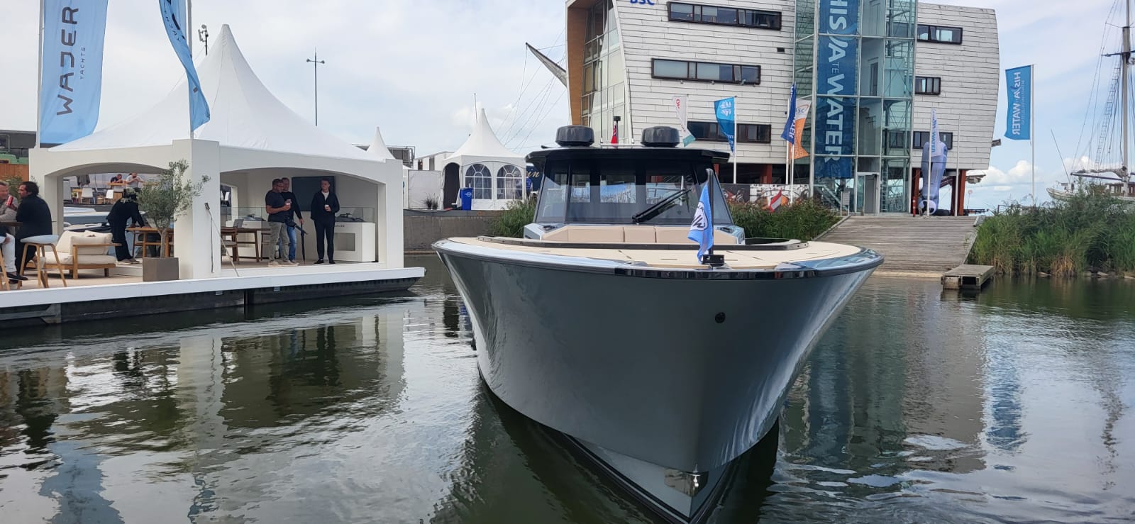 De Wajer 44 Outboard recht van voren gezien op HISWA te Water