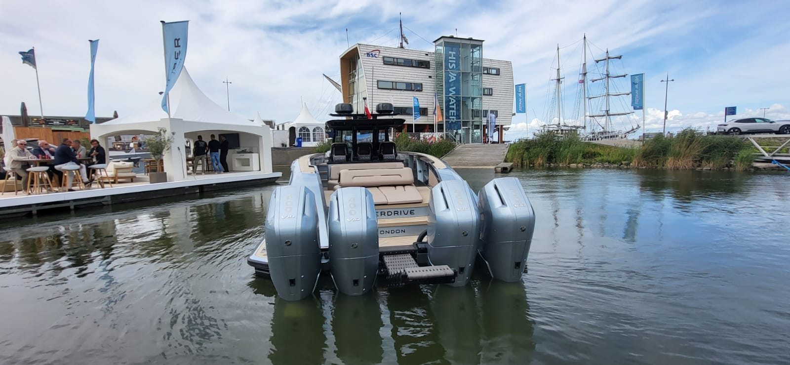 Vier Mercury Verado V10 buitenboordmotoren van 400 pk aan de spiegel van de Wajer 44 Outboard