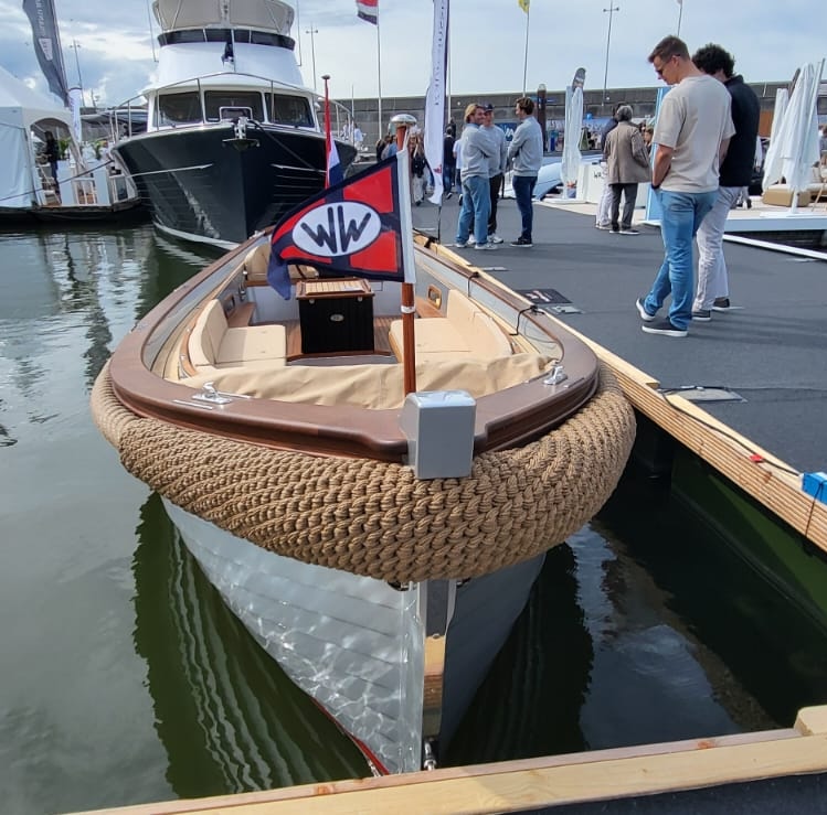 Boeg van De Kapiteinssloep met kabelaring op HISWA te Water