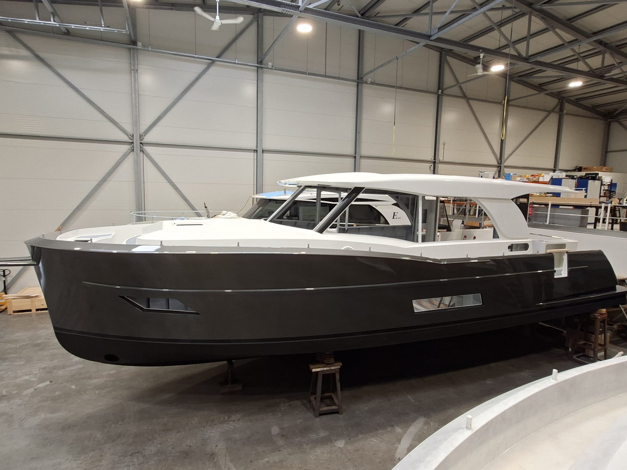 Boarncruiser 48 Elegance Widebody in afbouw met wit dak en antracietgrijze romp